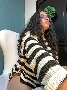 Snapshot of CurlyGirl_1 chatting on 02-18-25, 11:33 CurlyGirl 1 online show from 02-18-25, 11:33