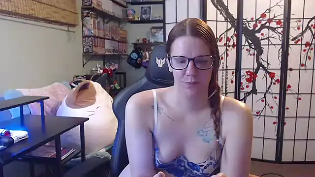Snapshot of Sarahtineke chatting on 05-17-26, 06:48 Sarahtineke online show from 05-17-26, 06:48