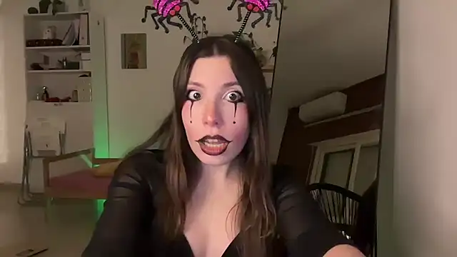 Snapshot of CringeButCute chatting on 10-18-25, 11:27 CringeButCute online show from 10-18-25, 11:27