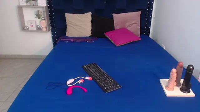 Snapshot of SaraApril_1 chatting on 02-05-25, 08:14 SaraApril 1 online show from 02-05-25, 08:14