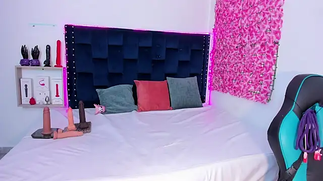 Snapshot of SaraApril_1 chatting on 10-15-25, 08:42 SaraApril 1 online show from 10-15-25, 08:42