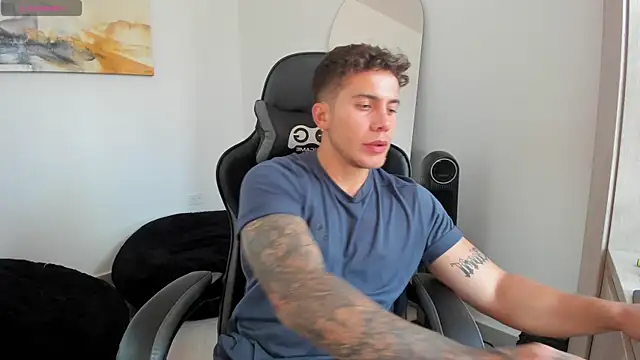 Snapshot of LucianSinclair chatting on 01-25-25, 09:35 LucianSinclair online show from 01-25-25, 09:35