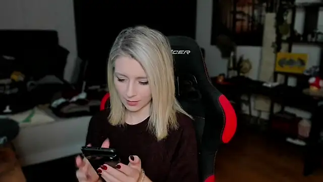 Lisaonthemoon online show from 10-15-25, 03:56