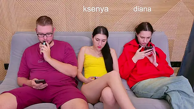 Ksenny online show from 06-18-26, 07:52