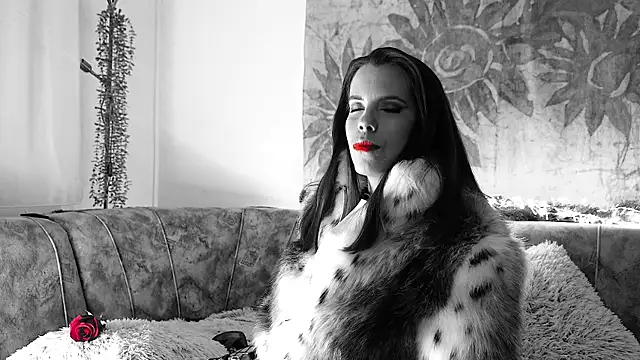 Lora Chanel online show from 12-18-25, 08:15