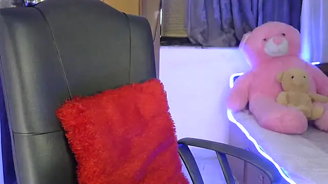 Snapshot of Black_cat_cutie chatting on 10-31-25, 06:03 Black cat cutie online show from 10-31-25, 06:03