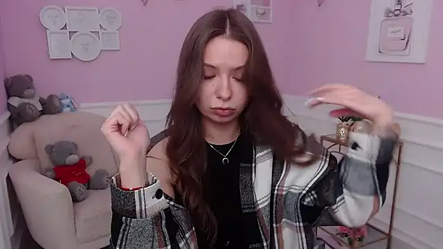 LucySkilar online show from 10-28-25, 05:22