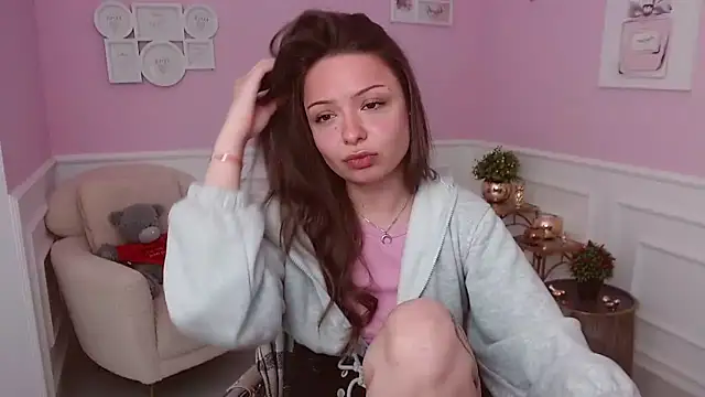 Snapshot of LucySkilar chatting on 04-26-26, 04:21 LucySkilar online show from 04-26-26, 04:21