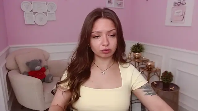 LucySkilar online show from 06-12-26, 04:22