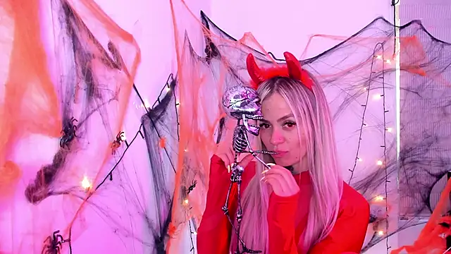 nicole valencia  online show from 10-26-25, 10:04