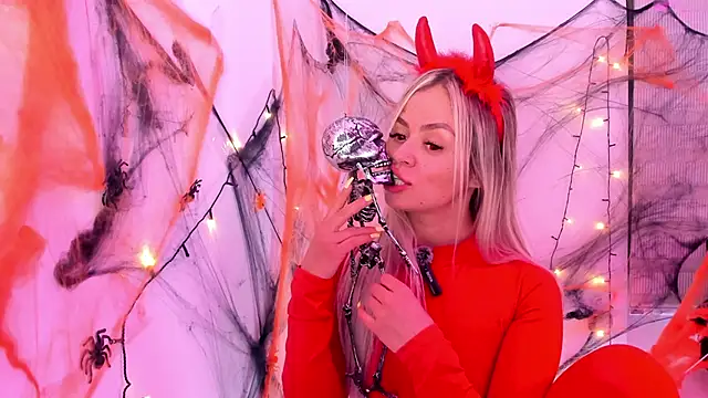 nicole valencia  online show from 10-27-25, 10:52