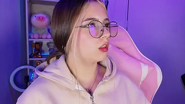 EmilyMiller  online show from 10-04-25, 09:13