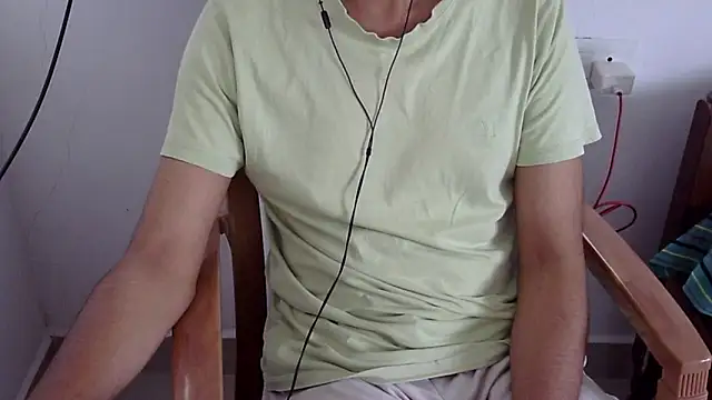 Snapshot of The_SHY_uncut chatting on 05-10-26, 06:29 The SHY uncut online show from 05-10-26, 06:29