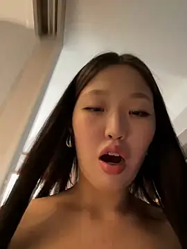 Snapshot of Aiko_Yumi chatting on 12-22-24, 10:06 Aiko Yumi online show from 12-22-24, 10:06
