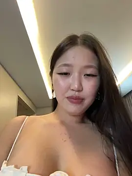 Snapshot of Aiko_Yumi chatting on 12-31-24, 11:42 Aiko Yumi online show from 12-31-24, 11:42
