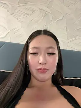 Snapshot of Aiko_Yumi chatting on 02-05-25, 07:42 Aiko Yumi online show from 02-05-25, 07:42