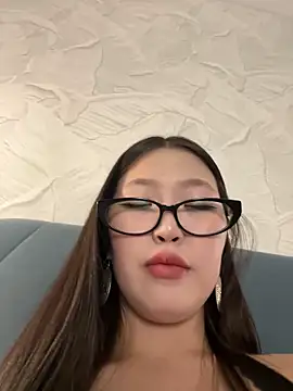 Snapshot of Aiko_Yumi chatting on 03-05-25, 06:56 Aiko Yumi online show from 03-05-25, 06:56