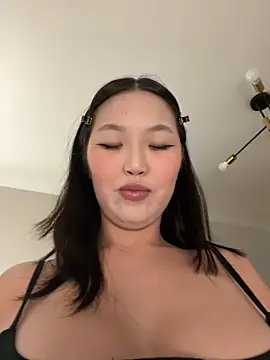 Snapshot of Aiko_Yumi chatting on 10-17-25, 07:16 Aiko Yumi online show from 10-17-25, 07:16
