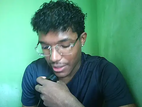 Snapshot of Oliveira2344 chatting on 04-17-26, 01:25 Oliveira2344 online show from 04-17-26, 01:25
