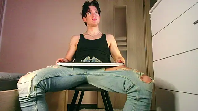 ChristianLevine  online show from 07-08-26, 05:39
