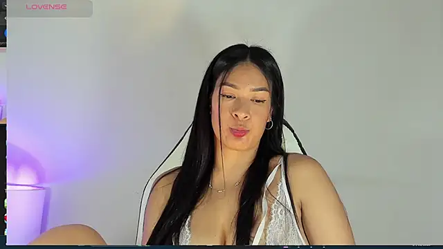 Snapshot of bella_hadid1_ chatting on 02-24-25, 06:26 bella hadid1  online show from 02-24-25, 06:26