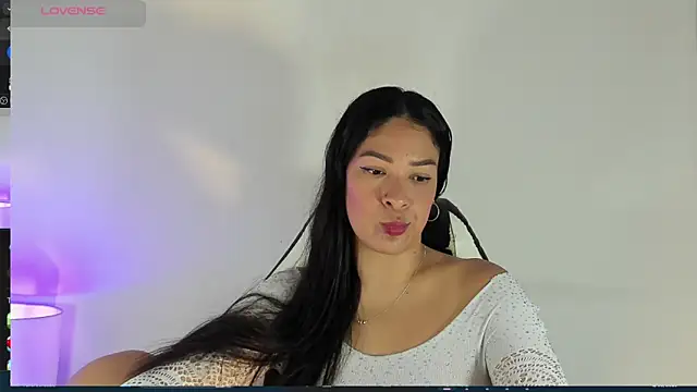 Snapshot of bella_hadid1_ chatting on 03-02-25, 01:38 bella hadid1  online show from 03-02-25, 01:38