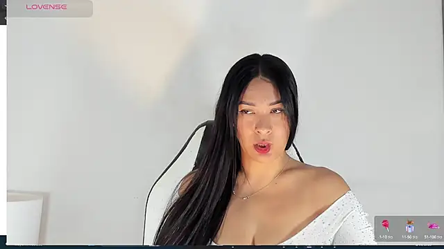 Snapshot of bella_hadid1_ chatting on 03-02-25, 05:58 bella hadid1  online show from 03-02-25, 05:58