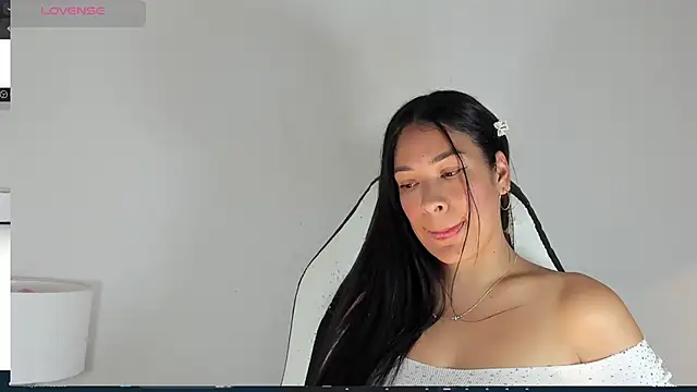 Snapshot of bella_hadid1_ chatting on 03-02-25, 09:01 bella hadid1  online show from 03-02-25, 09:01