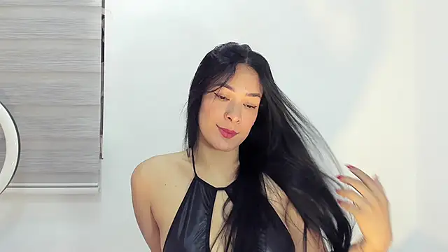 bella hadid1  online show from 12-14-25, 09:52