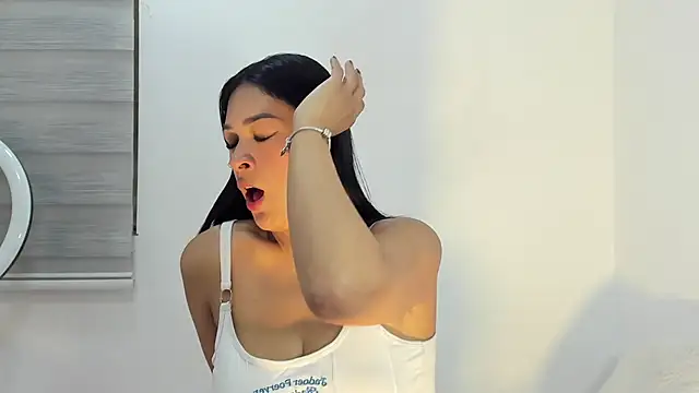 bella hadid1  online show from 02-19-26, 03:57