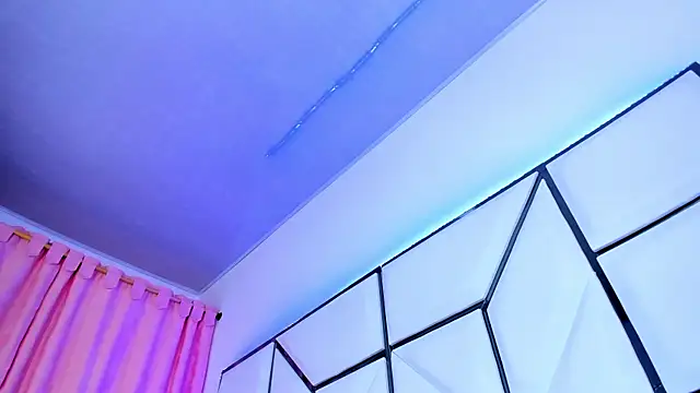 Snapshot of SarayRoyse chatting on 02-25-25, 10:18 SarayRoyse online show from 02-25-25, 10:18