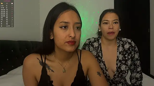 Snapshot of 2SummerLove1 chatting on 03-19-25, 03:40 2SummerLove1 online show from 03-19-25, 03:40