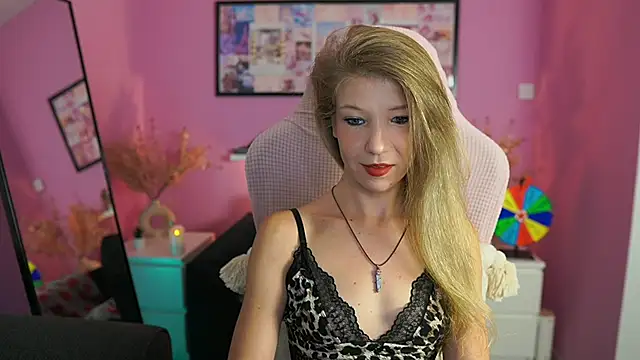 missicute online show from 09-28-25, 04:45