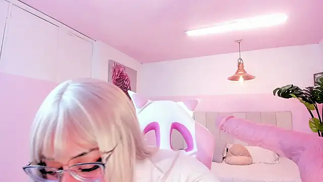 Red lady online show from 02-15-25, 04:14