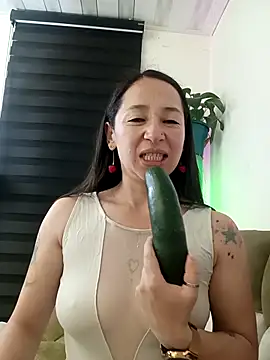 emilypoppy3 online show from 10-31-25, 04:02