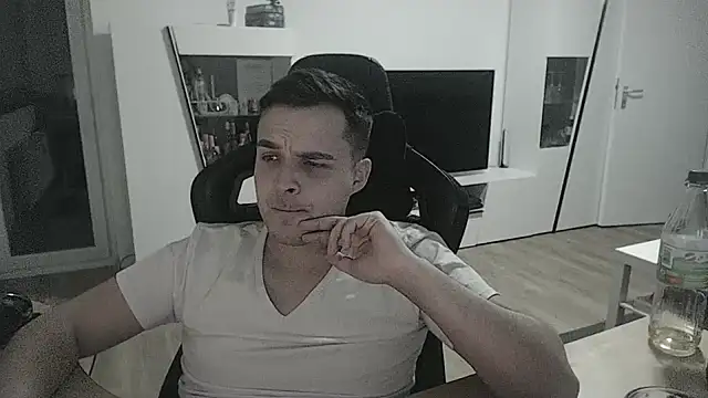 Snapshot of SharkLuigi chatting on 01-16-25, 11:27 SharkLuigi online show from 01-16-25, 11:27