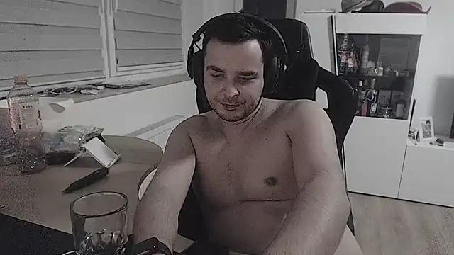 Snapshot of SharkLuigi chatting on 09-29-25, 10:47 SharkLuigi online show from 09-29-25, 10:47