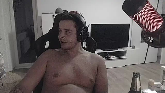 Snapshot of SharkLuigi chatting on 10-25-25, 11:43 SharkLuigi online show from 10-25-25, 11:43