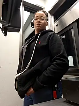 Snapshot of samone9 chatting on 12-28-24, 11:05 samone9 online show from 12-28-24, 11:05