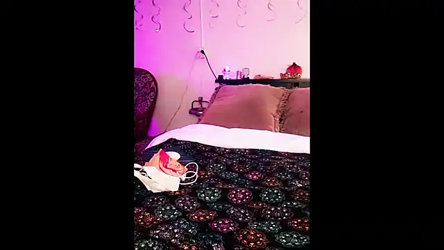 Snapshot of samone9 chatting on 10-25-25, 07:52 samone9 online show from 10-25-25, 07:52