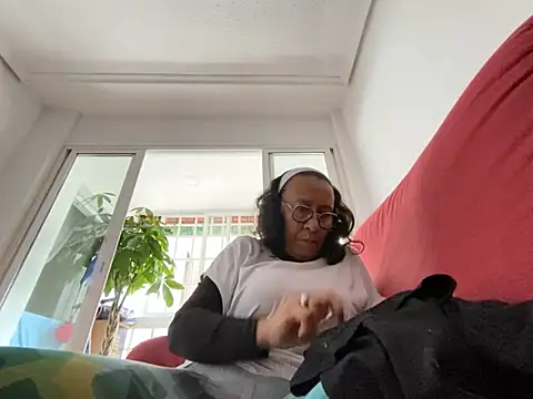 Snapshot of sweeviolet chatting on 01-27-25, 12:37 sweeviolet online show from 01-27-25, 12:37