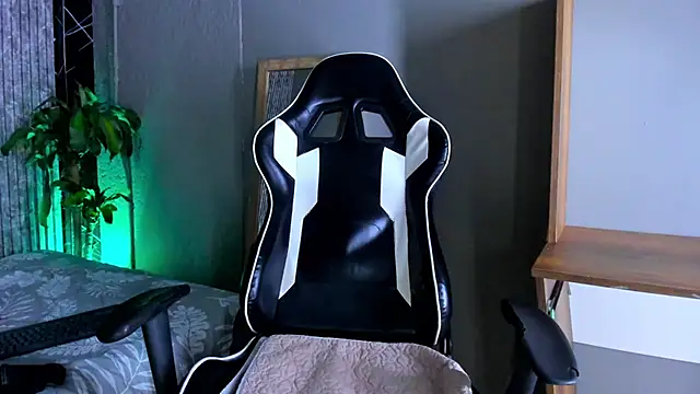 Mike 0233  online show from 03-19-25, 07:07