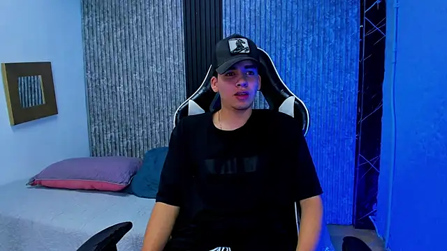 Mike 0233  online show from 12-18-25, 04:40