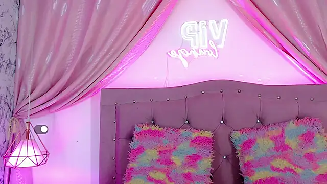 Snapshot of SexyJuliii21 chatting on 12-12-24, 02:37 SexyJuliii21 online show from 12-12-24, 02:37