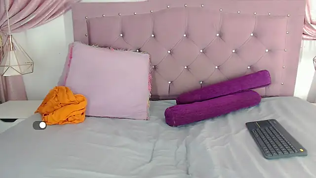 Snapshot of SexyJuliii21 chatting on 12-29-24, 03:33 SexyJuliii21 online show from 12-29-24, 03:33