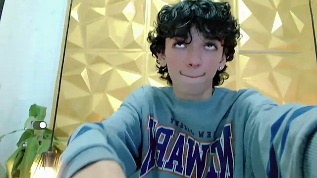 Snapshot of SexyJuliii21 chatting on 02-13-25, 02:45 SexyJuliii21 online show from 02-13-25, 02:45