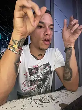 Snapshot of Osiiriis chatting on 01-20-25, 11:54 Osiiriis online show from 01-20-25, 11:54