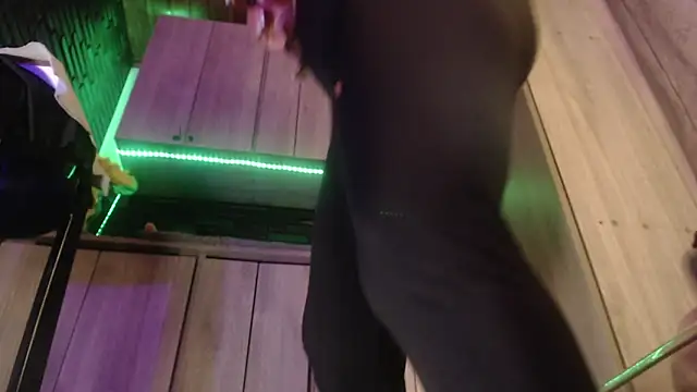 LaureenHills online show from 04-10-26, 01:33