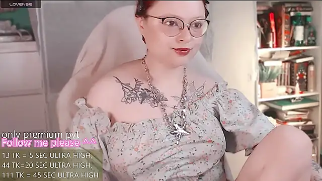 Snapshot of me__hanna chatting on 05-07-26, 01:33 me hanna online show from 05-07-26, 01:33