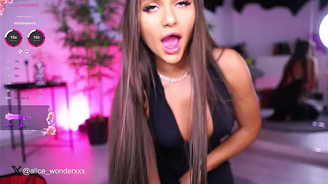 Snapshot of VanessaSimon chatting on 01-30-25, 06:24 VanessaSimon online show from 01-30-25, 06:24